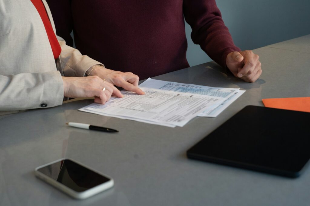 Profissionais analisando documentos de trabalho
