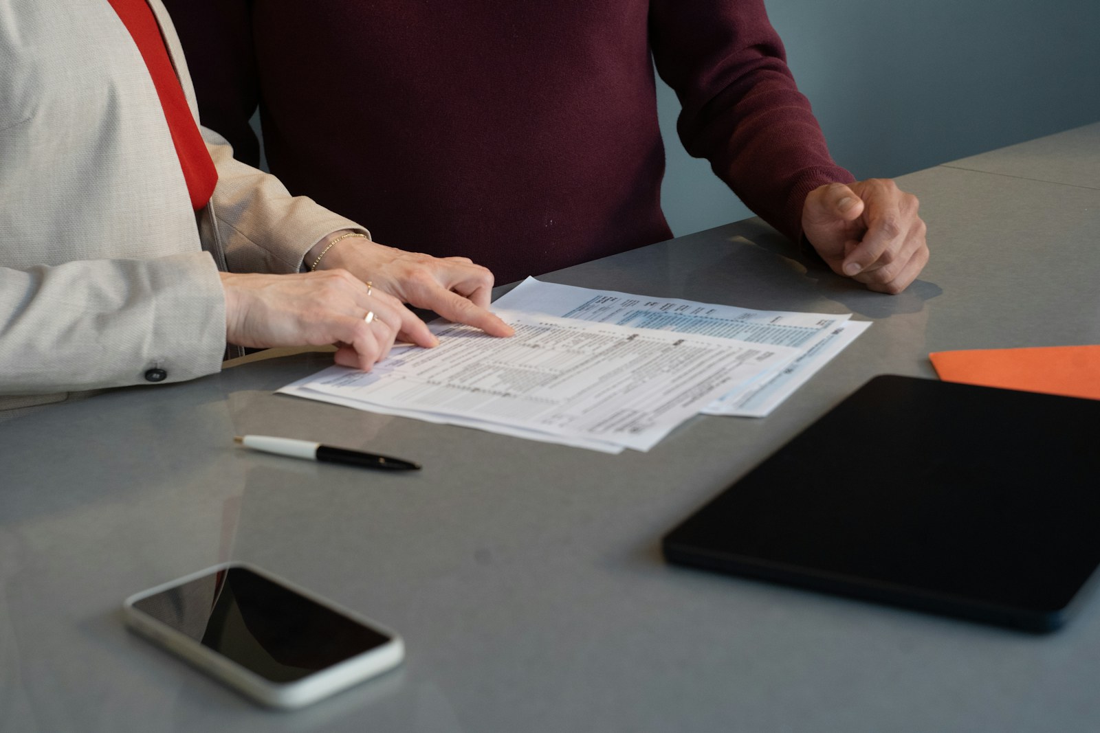 Profissionais analisando documentos de trabalho
